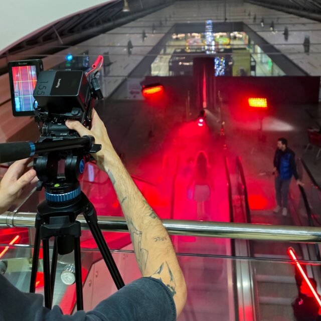 Nálunk minden történet mögött egy fókuszált csapat és egy átgondolt folyamat áll!
#crelevantproductions #crelevant #karácsony #forgatás #shooting